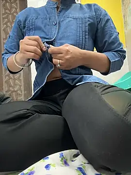 Snapshot of miss_aaashikaa chatting on May 5, 8:44 am miss aaashikaa online show from May 5, 8:44 am