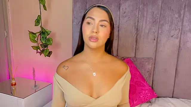 Snapshot of angelicaa_garcia chatting on April 26, 12:14 pm angelicaa garcia online show from April 26, 12:14 pm