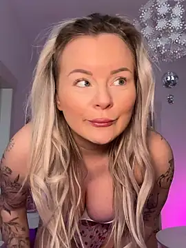 Snapshot of Shorty_Holly chatting on April 15, 5:58 am Shorty Holly online show from April 15, 5:58 am