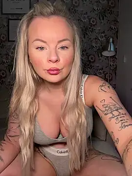 Snapshot of Shorty_Holly chatting on May 6, 6:08 am Shorty Holly online show from May 6, 6:08 am