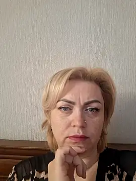 Snapshot of SylvieGold453 chatting on April 15, 9:27 am SylvieGold453 online show from April 15, 9:27 am