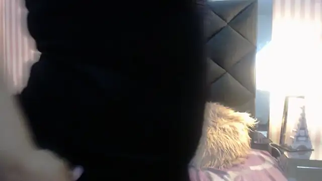 Snapshot of ViviJones chatting on April 6, 8:10 pm ViviJones online show from April 6, 8:10 pm