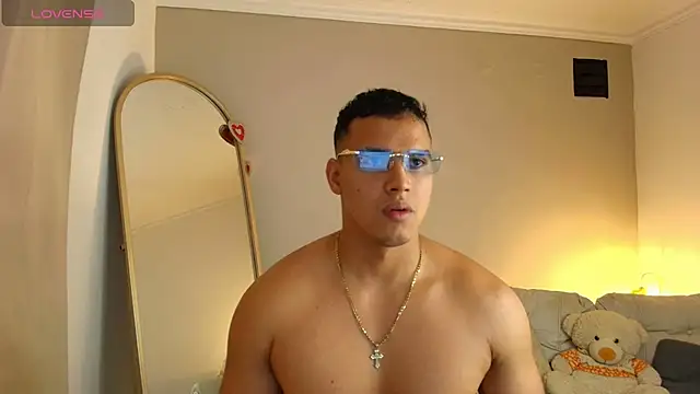 Snapshot of Maxi_and_Ares chatting on April 5, 7:11 pm Maxi and Ares online show from April 5, 7:11 pm