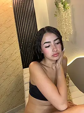 Snapshot of alannajade chatting on April 1, 2:01 am alannajade online show from April 1, 2:01 am