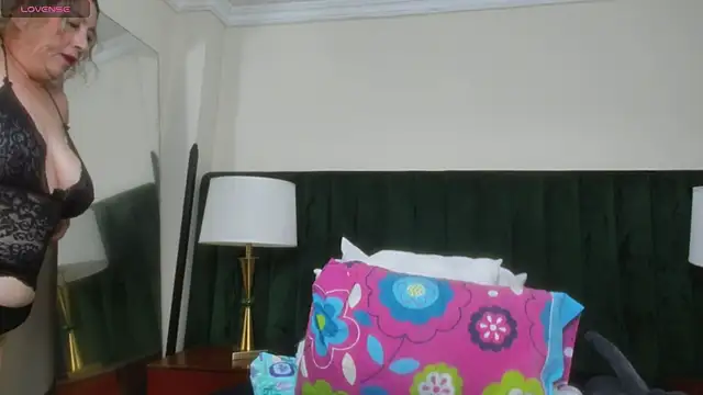 Snapshot of RoxanneSquirt chatting on May 16, 12:07 am RoxanneSquirt online show from May 16, 12:07 am