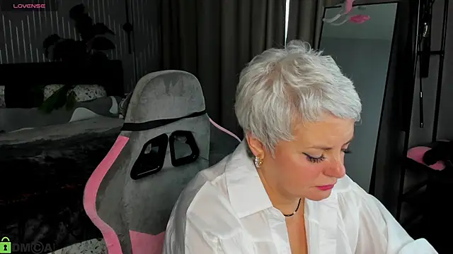 Snapshot of Linda_Zef1r chatting on May 2, 1:10 am Linda Zef1r online show from May 2, 1:10 am