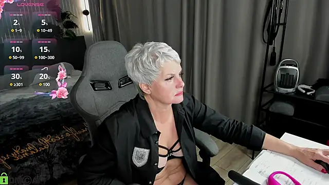 Snapshot of Linda_Zef1r chatting on May 22, 9:26 am Linda Zef1r online show from May 22, 9:26 am