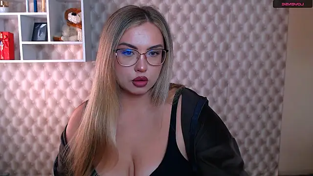 Snapshot of AminaSoul_ chatting on April 25, 7:33 am AminaSoul online show from April 25, 7:33 am