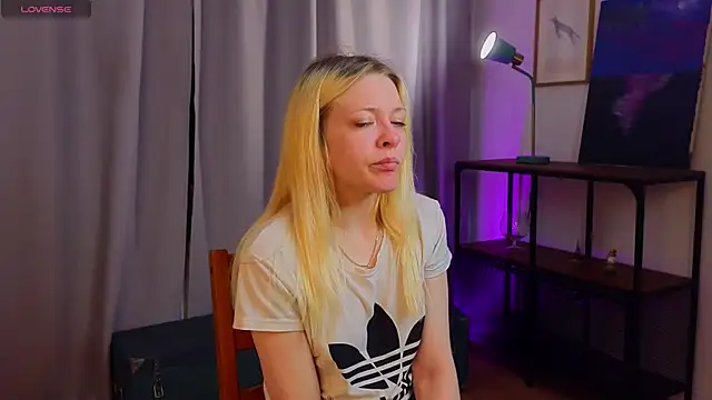 OliviaCaffery online show from April 19, 4:28 pm
