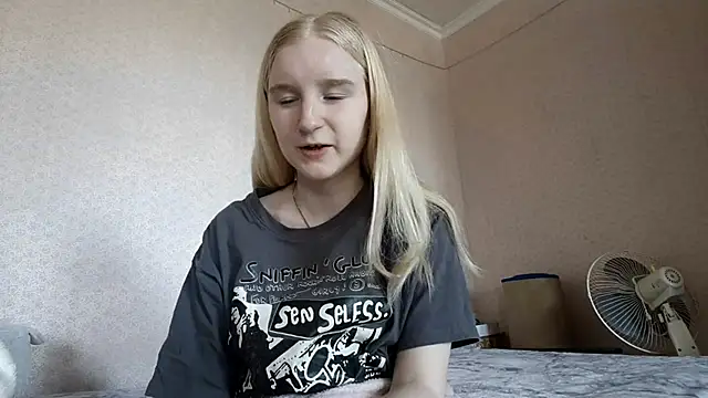 Snapshot of ForwentSeat chatting on April 11, 7:45 am ForwentSeat online show from April 11, 7:45 am