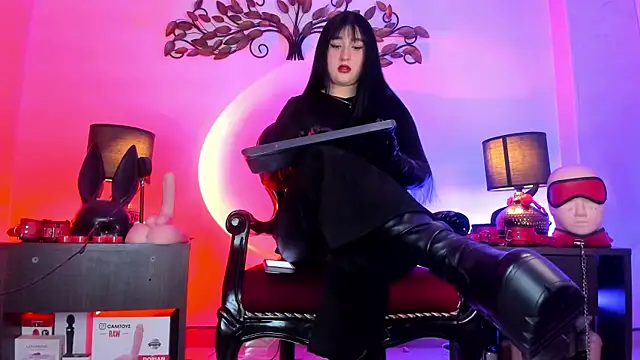 Snapshot of Madamedaphne_ chatting on July 7, 2:43 pm Madamedaphne online show from July 7, 2:43 pm