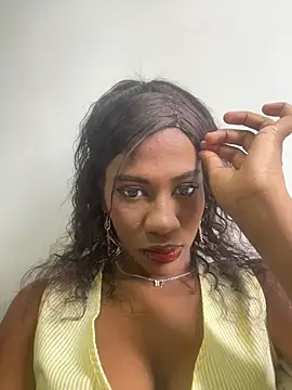 Snapshot of LucianaM_13 chatting on April 19, 3:22 pm LucianaM 13 online show from April 19, 3:22 pm