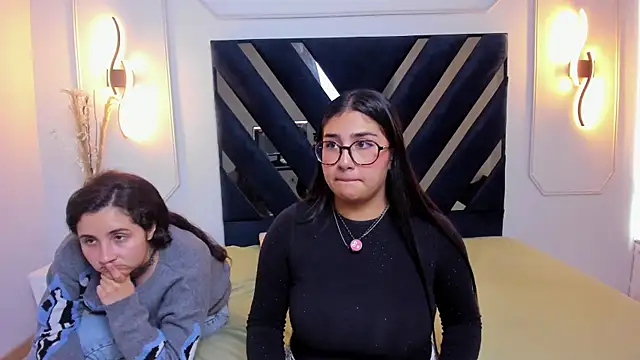 Snapshot of Elisa_n_Emma chatting on April 8, 7:36 pm Elisa n Emma online show from April 8, 7:36 pm