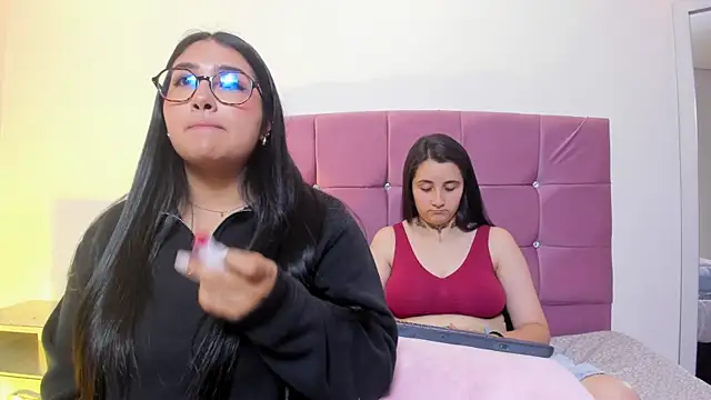 Snapshot of Elisa_n_Emma chatting on April 19, 10:01 pm Elisa n Emma online show from April 19, 10:01 pm