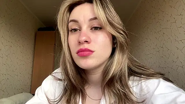 Snapshot of SpringSummers chatting on April 4, 7:17 am SpringSummers online show from April 4, 7:17 am