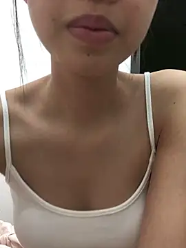 Snapshot of Yenlisu3Zie chatting on April 28, 2:49 am Yenlisu3Zie online show from April 28, 2:49 am