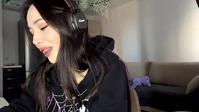 Elizabetswan online show from April 12, 1:38 pm