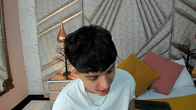 Snapshot of DamiaanXx chatting on May 5, 12:35 pm DamiaanXx online show from May 5, 12:35 pm