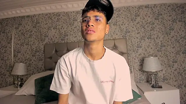Snapshot of DannTaylor chatting on July 3, 12:44 pm DannTaylor online show from July 3, 12:44 pm