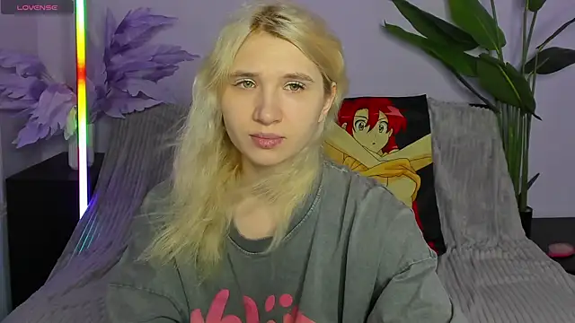 Snapshot of Kitty_Blondie chatting on April 6, 2:20 am Kitty Blondie online show from April 6, 2:20 am