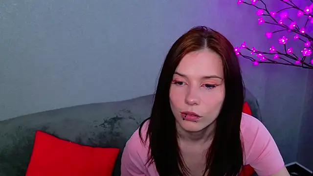 Snapshot of CleoBloom_ chatting on April 4, 5:10 pm CleoBloom online show from April 4, 5:10 pm