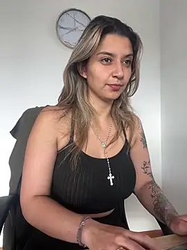 Snapshot of Isabella_varella- chatting on April 7, 1:00 pm Isabella varella- online show from April 7, 1:00 pm