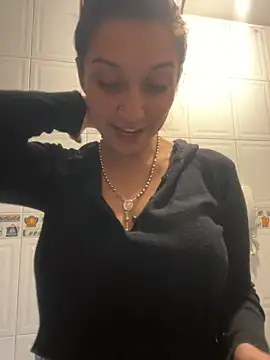 Snapshot of Isabella_varella- chatting on April 15, 2:57 pm Isabella varella- online show from April 15, 2:57 pm