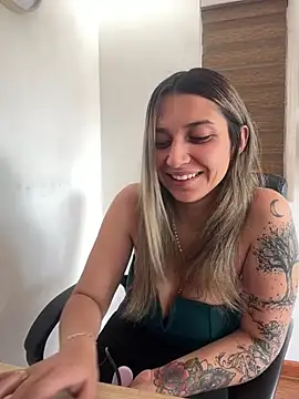 Snapshot of Isabella_varella- chatting on May 6, 1:38 pm Isabella varella- online show from May 6, 1:38 pm
