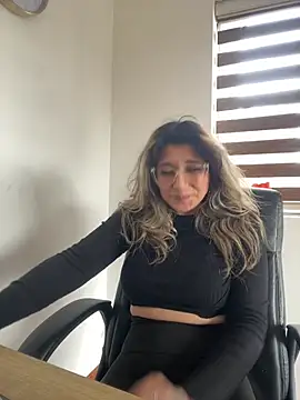 Snapshot of Isabella_varella- chatting on May 11, 4:04 pm Isabella varella- online show from May 11, 4:04 pm