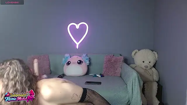 Snapshot of Bea_doll chatting on May 14, 1:12 am Bea doll online show from May 14, 1:12 am