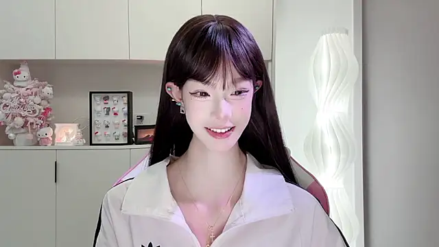 Snapshot of -Moonshine chatting on April 9, 10:20 am -Moonshine online show from April 9, 10:20 am