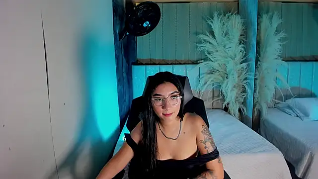 Snapshot of KendallMeyers chatting on April 19, 4:56 am KendallMeyers online show from April 19, 4:56 am