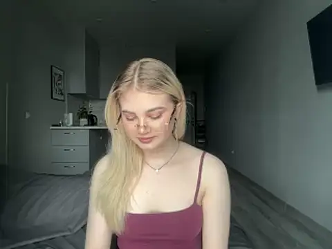 Snapshot of kirtova_ chatting on May 10, 11:15 am kirtova online show from May 10, 11:15 am