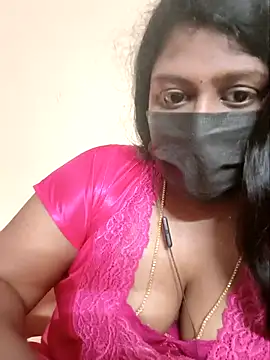 Snapshot of Romantic_Woman chatting on April 18, 7:58 pm Romantic Woman online show from April 18, 7:58 pm