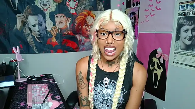 Snapshot of spookiebaddie chatting on May 7, 2:06 am spookiebaddie online show from May 7, 2:06 am