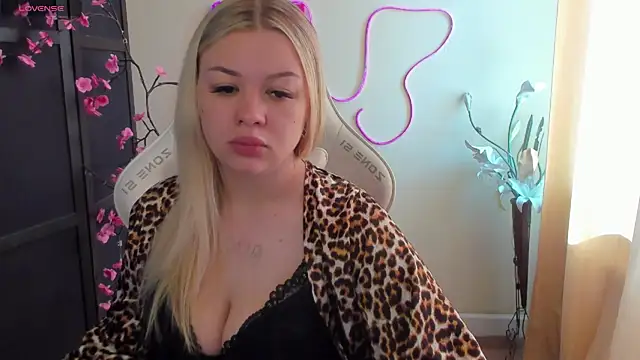 AmeliePeach online show from June 17, 1:30 am