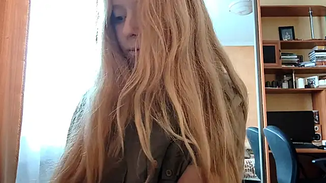 Snapshot of KateVibe_01 chatting on April 14, 3:34 am KateVibe 01 online show from April 14, 3:34 am