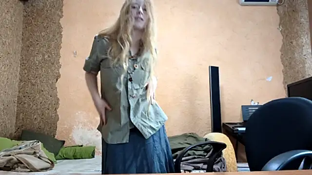 Snapshot of KateVibe_01 chatting on April 21, 1:42 am KateVibe 01 online show from April 21, 1:42 am