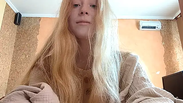 Snapshot of KateVibe_01 chatting on May 13, 10:38 pm KateVibe 01 online show from May 13, 10:38 pm