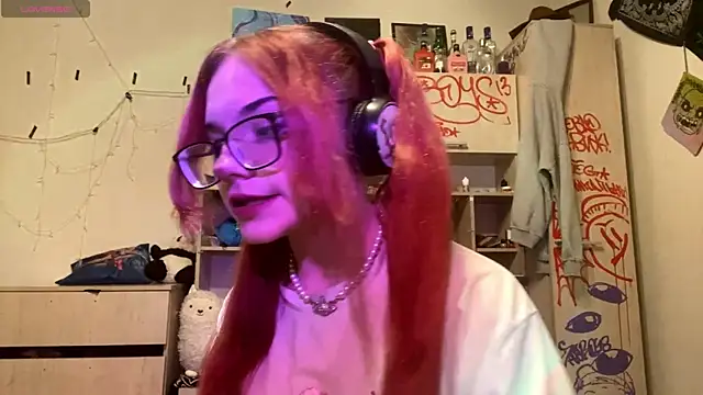 Snapshot of RedHeadCat chatting on April 18, 9:37 pm RedHeadCat online show from April 18, 9:37 pm