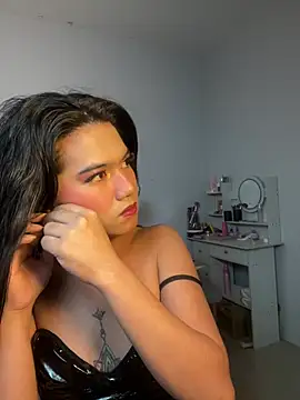 Snapshot of JassmineLove chatting on June 24, 6:23 am JassmineLove online show from June 24, 6:23 am