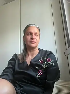 Snapshot of SweetLilTrouble chatting on May 3, 8:20 am SweetLilTrouble online show from May 3, 8:20 am