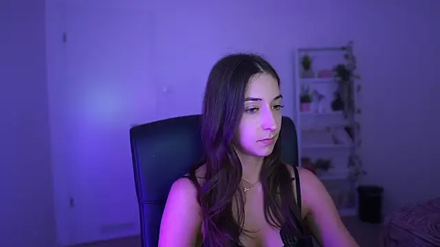Snapshot of Crystalbrunette18 chatting on April 9, 6:24 pm Crystalbrunette18 online show from April 9, 6:24 pm