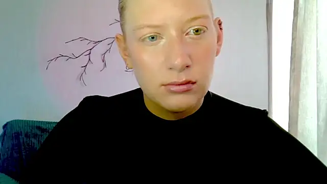Snapshot of earn_my_lily chatting on April 29, 7:12 am earn my lily online show from April 29, 7:12 am