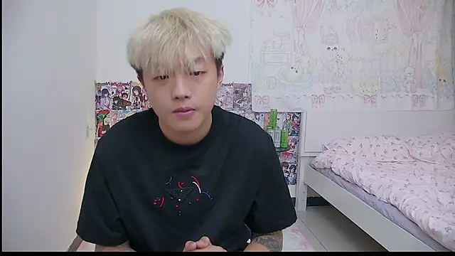 Snapshot of Zhuguli-001 chatting on April 7, 2:39 pm Zhuguli-001 online show from April 7, 2:39 pm