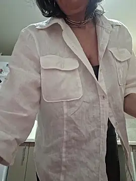 Snapshot of LaliaMia chatting on February 2, 2:32 am LaliaMia online show from February 2, 2:32 am