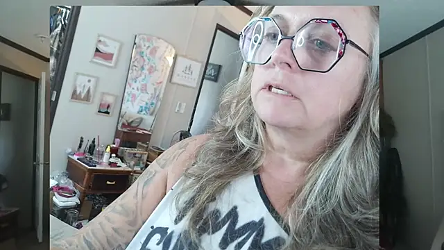 Snapshot of Blondejenn chatting on April 23, 5:26 pm Blondejenn online show from April 23, 5:26 pm