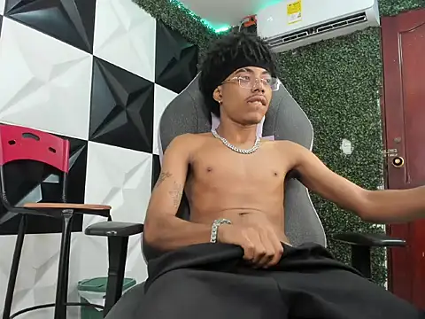 Snapshot of velvetcouple_x chatting on May 31, 6:09 pm velvetcouple x online show from May 31, 6:09 pm