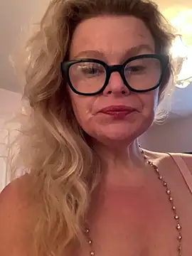 Love Lee xo online show from July 25, 11:30 am