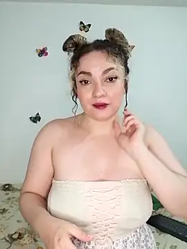 Snapshot of honey_hornie chatting on April 17, 1:30 am honey hornie online show from April 17, 1:30 am